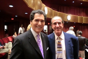 Ernie Anastos (gauche) pr&eacute;sentateur de l&rsquo;&eacute;mission &laquo; News at 10 &raquo; sur Fox 5 et laur&eacute;at d&rsquo;un Emmy-award