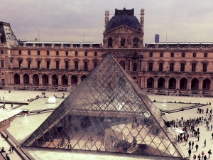 Ce serait peine perdue d'essayer de visiter le Louvre en moins d'une journ&eacute;e. Mais nous pouvons essayer de voir au moins une exposition, avant d'aller observer les gens pr&egrave;s de la fontaine. Les amateurs de sucreries, comme moi, ne pourront pas quitter Paris sans avoir pris le th&eacute; accompagn&eacute; des c&eacute;l&egrave;bres macarons chez Ladur&eacute;e. Une fois arriv&eacute; sur l'&Icirc;le de la Cit&eacute;, admirons l'impressionnante fresque d'art chr&eacute;tien de la Cath&eacute;drale Notre-Dame et son clocher gothique qui a inspir&eacute; le l&eacute;gendaire Bossu de Notre-Dame.