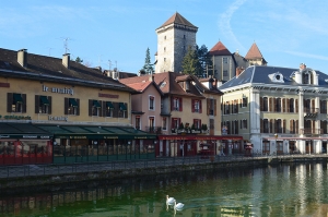 Apr&egrave;s un vol intercontinental, nous avons franchi la fronti&egrave;re fran&ccedil;aise et nous nous sommes promen&eacute;s dans la ville alpine d'Annecy. Nous avons pris des caf&eacute;s dans les nombreuses brasseries de la ville. (Lily Wang)