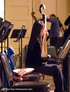 Jouant de l&rsquo;ancien Pipa, connu aussi sous le nom de luth chinois, Yu-Ju Chen se pr&eacute;pare pour le concert au Carnegie Hall. La soliste du erhu, Xiaochun Qi au Carnegie Hall pour la troisi&egrave;me fois depuis 2012 avec Shen Yun.