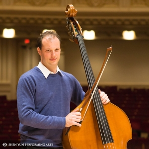 Maintenant au Carnegie Hall de New York, Juraj Kukan, le contrebassiste de Shen Yun, se pr&eacute;pare pour les deux s&eacute;ances, le 11 octobre.