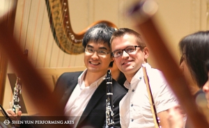 Les clarinettistes Yuen-suo (&agrave; gauche) et Yevgeniy Reznik, avant le premier concert de la saison &agrave; Boston, le 4 octobre.