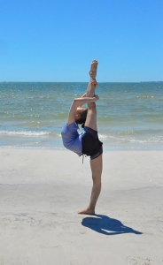 Lily Wang pratique une technique de danse classique chinoise &ndash; rien de tel que du sable fin et de l'air marin pour all&eacute;ger l'&acirc;me. Sauter de joie ! Daniella Wollensak r&eacute;alise un saut appel&eacute; si cha - 撕叉跳. (Photo de Lily Wang) Lily Wang r&eacute;alise une technique appel&eacute;e yuan bao jump 元寶跳. (Photo de Regina Dong)