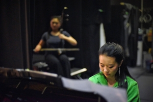 La pianiste Huichen Chen répète avec la soliste d’erhu Linda Wang dans les coulisses du Regal Theatre de Perth, en Australie, où la Shen Yun World Company a donné neuf représentations. (Photo par la danseuse Lily Wang)