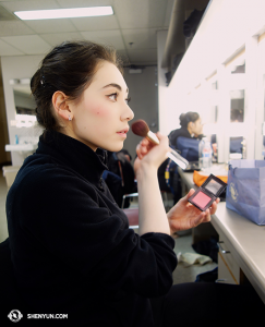 La Beauté au travail. La danseuse principale Miranda Zhou-Galati se prépare pour une représentation au Kentucky Center for the Performing Arts à Louisville. (Photo par la danseuse Diana Tang)