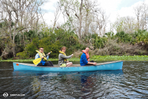 Dans la jungle d'Orlando, en Floride, le clarinettiste Yevgeniy Reznik, l'ingénieur du son Jacob Wallenberg et le bassiste Juraj Kukan de la Shen Yun New York Company partent pour une visite touristique de trois heures. (Photo par le musicien Wesley Zhou)