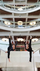 Ici à Orlando, les danseuses Michelle Lian et Kathy Wu posent sur les marches du Alexis & Jim Pugh Theater, qui fait partie du Dr Phillips Center for the Performing Arts, où s'est produite la Shen Yun New York Company. (Photo par la danseuse Nancy Wang).
