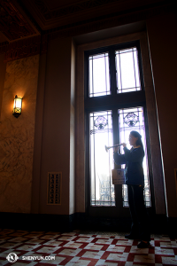 L'interprète de suona Maria Han répète avant le spectacle à l'opéra Peabody à St Louis. (Photo Annie Li)