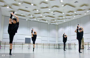 Les danseurs de la New York Company se préparent pour une représentation au Kennedy Center à Washington DC. (Photo par le danseur Kenji Kobayashi)