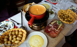 Et comment pourrait-on passer son premier jour en Suisse sans manger une fondue ? (Photo par la projectionniste Annie Li)