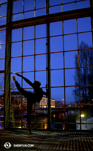 La première danseuse Chelsea Cai s’échauffe au BFM, qui se trouve sur le Rhône à Genève. (Photo par la projectionniste Annie Li)