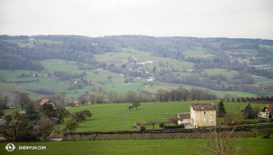Après son arrivée en Europe, la compagnie s’est rendue en Suisse en traversant la charmante campagne française. (Photo par la projectionniste Annie Li)
