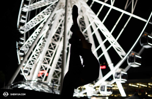 La première danseuse Lily Wang devant la grande roue de Brisbane. (Photo par la danseuse Stéphanie Guo)
