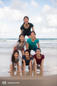 De Brisbane, on part pour la Gold Coast. La plage, une des plus belles au monde, est toujours un moment fort attendu de la tournée Asie-Pacifique. La journée à la plage est à mi-parcours pour la Shen Yun World Company - Encore 60 représentations à donner ! (Photo par la danseuse Stéphanie Guo)