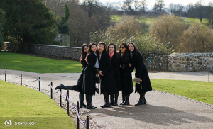 À partir de la gauche : les danseuses Linjie Huang, Diana Teng, Daoyong Zheng, Miranda Zhou-Galati, Olivia Chang et Connie Kuang savourent leur temps au charmant château de Leeds. (Photo par la projectionniste Annie Li)
