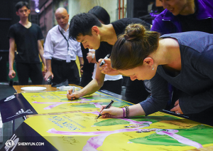 Avant de quitter Melbourne, les artistes ont signé deux posters en souvenir. (Photo par le danseur Ben Chen)