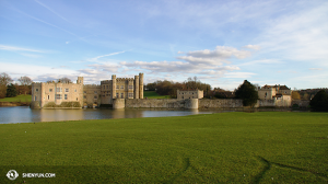 De là, la International Company s’est dirigée vers l’Angleterre avec une excursion au château historique de Leeds… (Henry V, Henry VIII, Richard II…) (Photo par la projectionniste Annie Li)