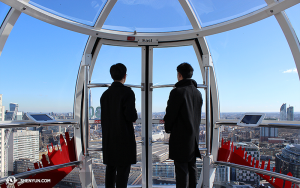 À Londres, des membres de l’orchestre ont visité la grande Roue. Le tromboniste Hong Tianli et le violoniste Joshua Lin regarde vers l'est. (Photo par Darrell wang)