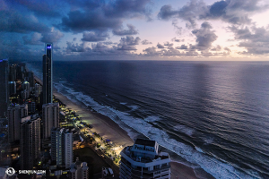 Aux Antipodes, nous nous sommes produits sur la Gold Coast. Des membres de la Shen Yun World Company ont pris cette vue du lever du soleil depuis le 63ème étage de l’hôtel. (Photo par la danseuse Lily Wang)