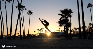 La première danseuse Angelina Wang devant le Long Beach Terrace Theater. (Photo par la danseuse Nancy Wang)