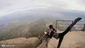 Dans la région de Barcelone, la Shen Yun International Company a profité de la vue au sommet du massif montagneux de Montserrat. Danseuse : Chunqiao Cai. (Photo par la projectionniste Annie Li)