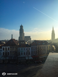 Pendant ce temps en Europe, la Shen Yun International Company s’est produite dans la ville pittoresque de Bruges en Belgique. (Photo par la projectionniste Annie Li)