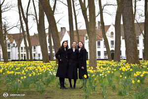 Les danseuses Yi-Qian Shi, Chunqiao Cai, et Connie Kuang apprécient ce parc fleuri dans la vielle ville de Bruges. (Photo par la danseuse Diana Teng)