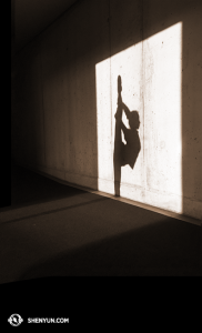 La danseuse Cherie Zhou s’entraine avant la représentation en Belgique. (Photo par la projectionniste Annie Li)