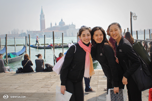 À partir de la gauche, les danseuses Miranda Zhou-Galati, Diana Teng et Chelsea Cai à Venise. (Photo Olivia Chang).