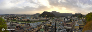 Vue panoramique de la ville historique de Salzbourg. Le théâtre Festpielhaus, où la Shen Yun International Company va se produire, est le bâtiment jaune à droite. (Photo par la projectionniste Annie Li)
