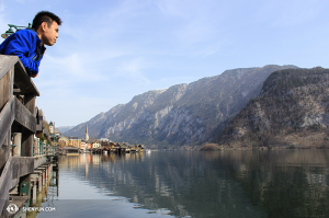 Le violoniste Joshua Lin surplombant le Lac Hallstatt. (Photo par Seunghuni)