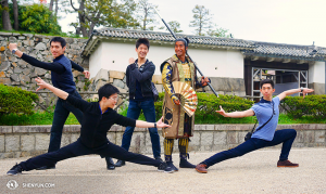 Poser avec un samouraï au château de Nagoya, à partir de la gauche : Jason Pan, Zack Chan, Rubi Zhang, le Samouraï guy, Joe Hang. (Photo par le danseur Ben Chen)