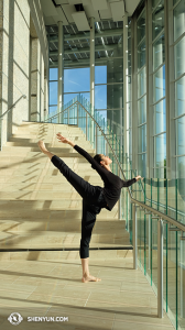 La première danseuse Angelina Wang s’échauffe au Valley Performing Arts Center de Northridge en Californie. (Photo par la danseuse Nancy Wang)