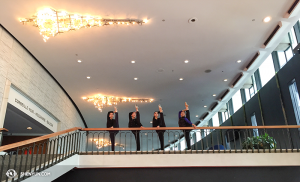En partant de la gauche, les danseuses Megan Li, Elsie Shi, Angela Xiao, et Olivia Chang, Place des Arts à Montréal. (Photo par la projectionniste Annie Li)