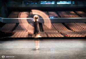 Toujours en Asie, la danseuse Daniella Wollensak de la Shen Yun World Company s’exerce à la technique du Fan Shen (Photo par la danseuse Stephanie Guo)