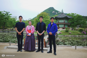 Les danseurs (depuis la gauche) Patrick Trang, Jason Pan, et Joe Huang en compagnie d’une dame vêtue du costume traditionnel coréen au Pavillon Hyangwonjeong, ce qui veut dire « Le pavillon du parfum de longue portée ». (Photo Jun Liang)