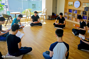 Les danseurs de la Shen Yun World Company étudient ensemble les enseignements du Falun Dafa lors d’un jour de congé à Séoul, Corée du Sud. (Photo par le danseur Mark Kao)