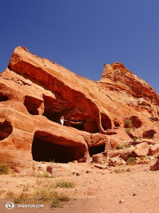 Ils ont dansé dans les grottes de roche rouges de Jordanie …