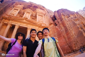 Les voici dans la ville antique de Petra en Jordanie où ils ont rencontré ce jour-là une jeune femme qui était la seule autre touriste.