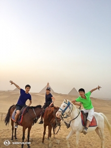 Probablement les plus aventuriers des vacanciers de Shen Yun, les danseurs Alvin Song, Alex Chun et Ben Chen (à partir de la gauche) se sont rendus au Moyen-Orient et ont commencé par les pyramides de Gizeh en Egypte.