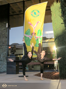 Quelques heures plus au sud, à Fresno en Californie, les premières danseuses Lin Hsiao –Hung et Angelia Wang se réjouissent à la perspective de la suite de la tournée. (Oui, ce sont les mêmes danseuses exécutant la même pose que sur la bannière.)