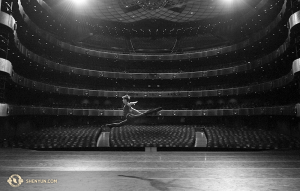 Le premier danseur Roy Chen s’échauffe avant la représentation. (Photo du danseur Edwin Fu)