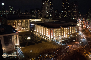 Prise de vue nocturne du Lincoln Center. (Photo d’Annie Li) 