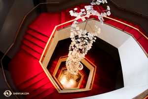 Toute la conception du Centre culturel national est basée sur l’hexagone, de l’arrangement spatial des étages jusqu’au logo de la cage d'escalier. (Est-ce toujours une spirale de Fibonacci s'il est fait d'hexagones ?) (Photo de Ben Chen et Jeff Chuang)