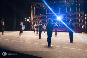 Les danseuses se préparent pour une représentation à Ottawa. (Photo de Ben Chen et Jeff Chuang)