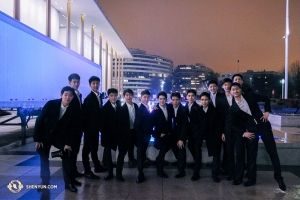 Les danseurs de la Shen Yun International Company devant le Kennedy Center après une représentation. (Photo du Chorégraphe Yungchia Chen)