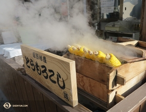 Etre en tournée a ses avantages, comme l'épi de maïs, style japonais. (Photo de Kexin Li)
