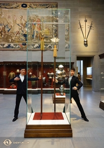 Pendant ce temps, la bien nommée Shen Yun North America Company en tournée sur le continent, s'est arrêtée au Cleveland Museum of Art. Les danseurs Daren Chou (à gauche) et Louis Liu. (Photo du danseur Tony Xue)