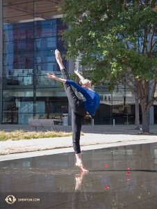 Shen Yun a joué douze fois en neuf jours au AT&T Performing Arts Center, où les températures étaient supérieures à 21°C, une chaleur bienvenue après les semaines hivernales du Canada. (Photo de Stephanie Guo)