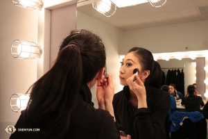 Cette fois, Helen Li est derrière l’objectif avec cette photo de la danseuse Yuxuan Liu se préparant pour une représentation à Kansas City.